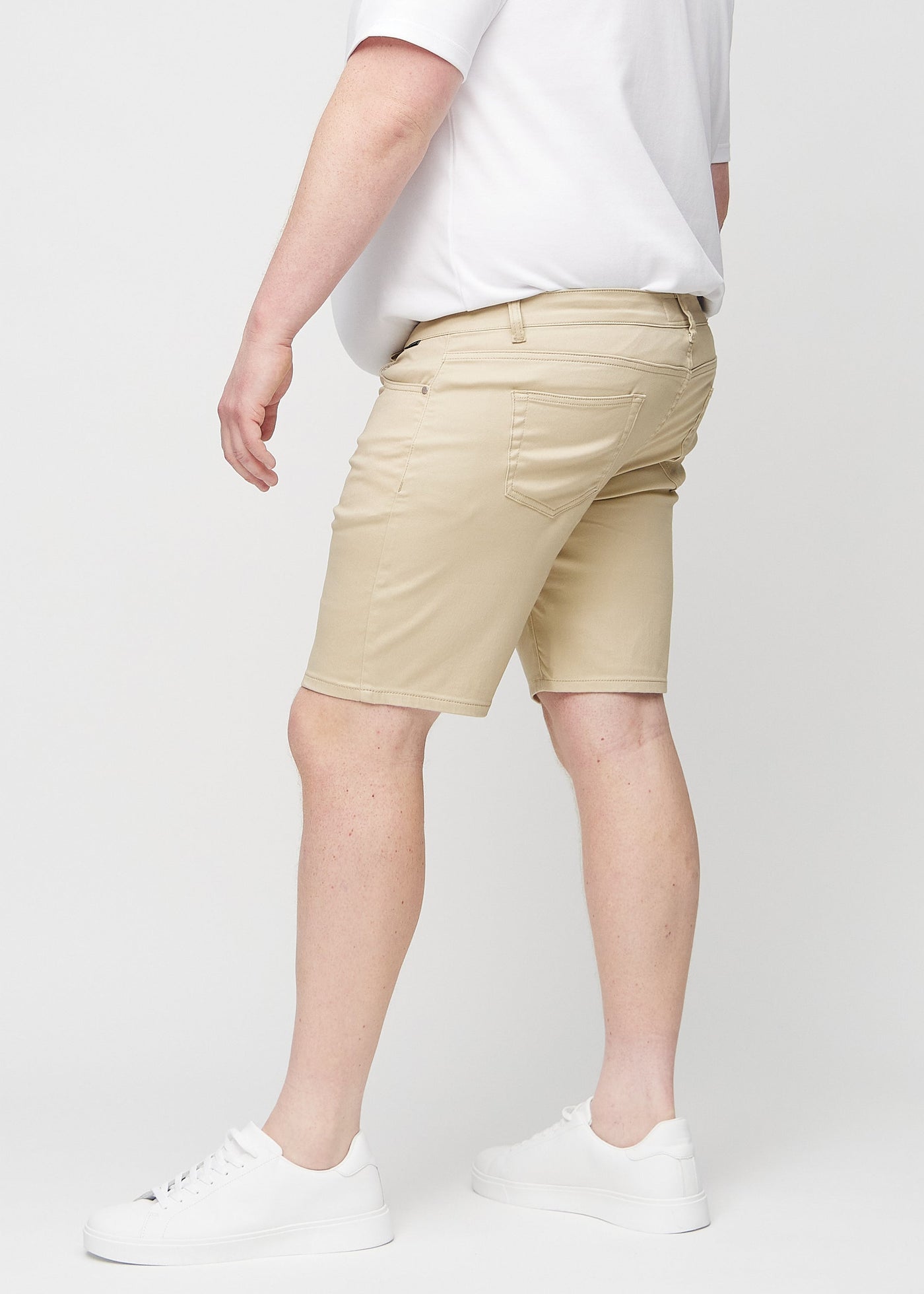 Beige regular middle shorts set fra siden på en plus-size model.