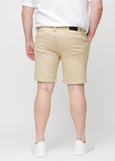 Beige regular middle shorts set bagfra på en plus-size model, så man kan se hele produktet.