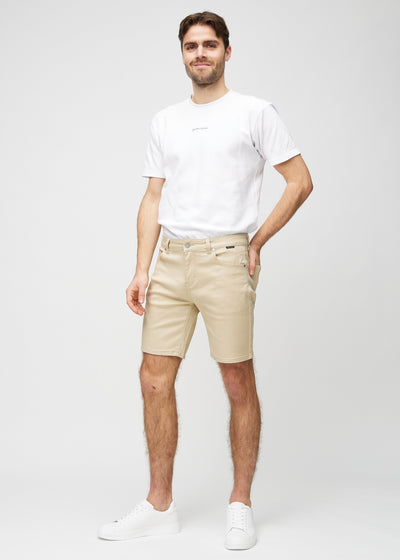 Fuldt billede af model i beige regular middle shorts.