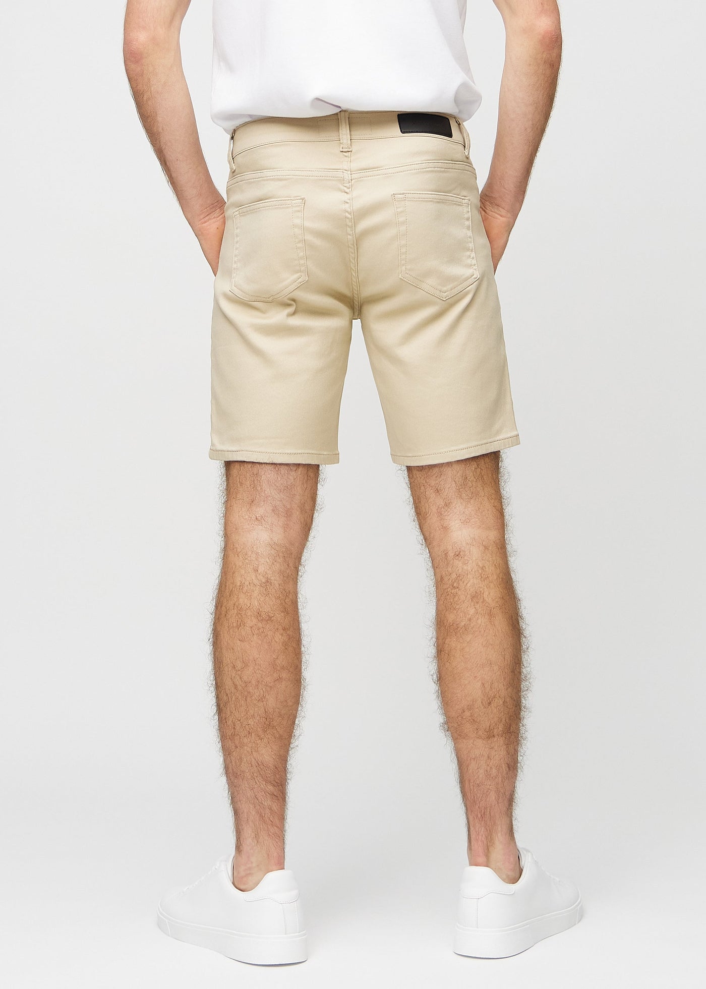 Beige regular middle shorts set bagfra, så man kan se hele produktet.