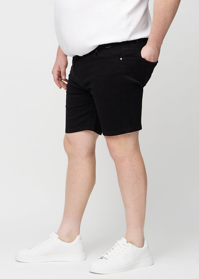 Sorte regular middle shorts set fra siden på en plus-size model.