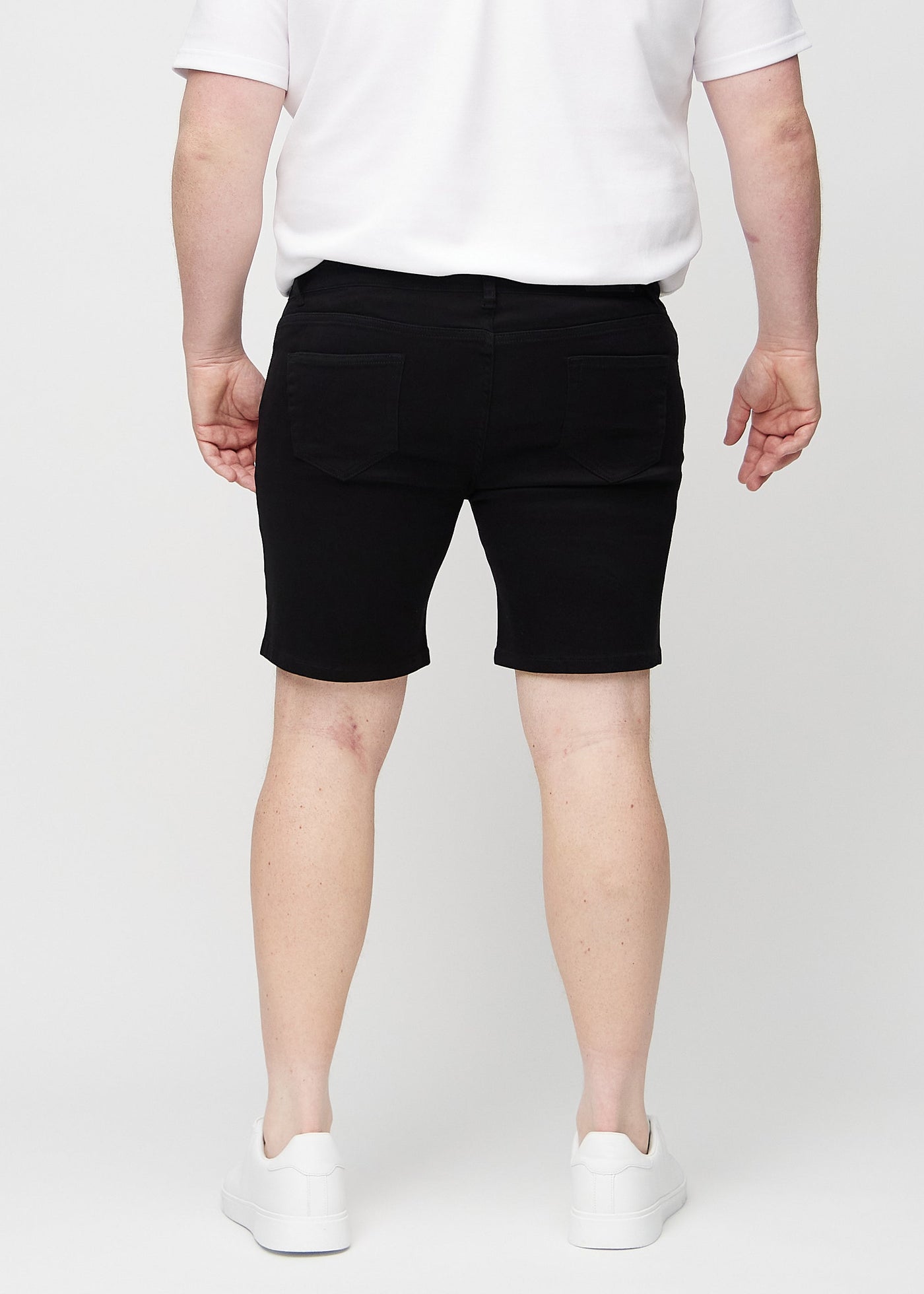 Sorte regular middle shorts set bagfra på en plus-size model, så man kan se hele produktet.