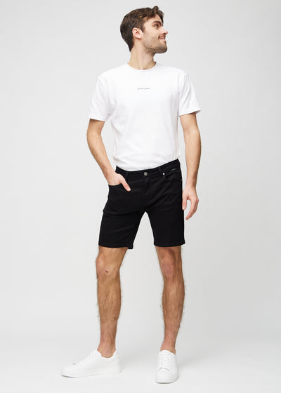 Fuldt billede af model i sorte regular middle shorts.