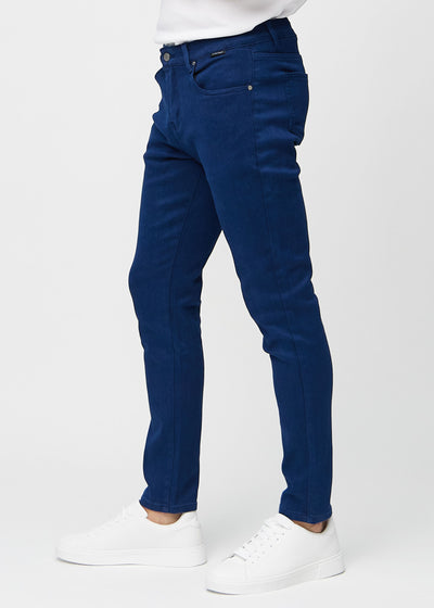 Mørkeblå slim jeans set fra siden på model.