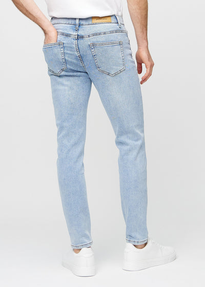 Lys denim slim jeans set bagfra, så man kan se hele produktet.