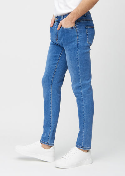 Denim slim jeans set fra siden på model.