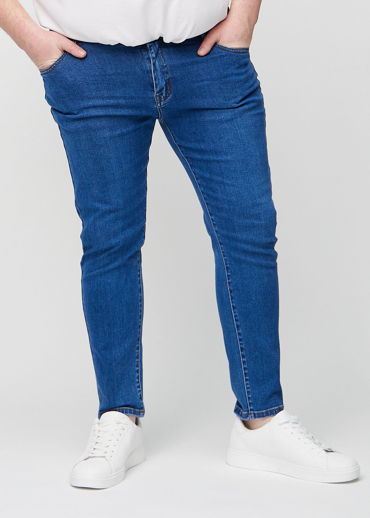 Mørk denim slim jeans, modelnavn Oceans, som sidder tæt til benet på en plus-size model, set forfra.