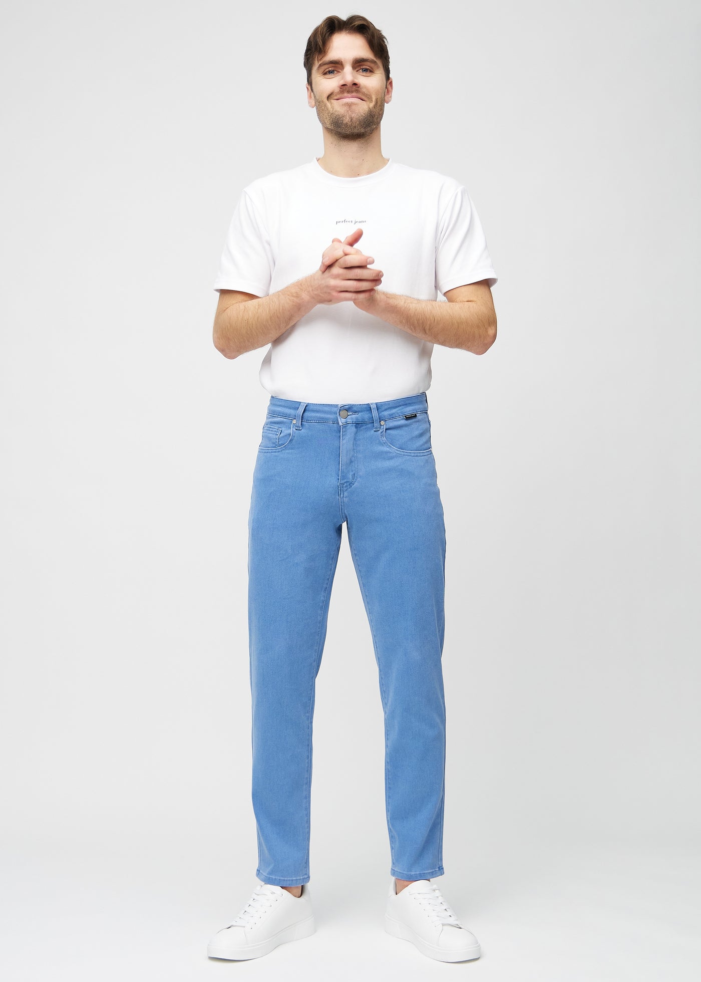 Fuldt billede af model i blå regular jeans.