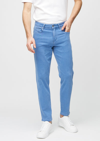 Blå regular jeans, modelnavn Geraniums, som går lige ned langs benet, set forfra.