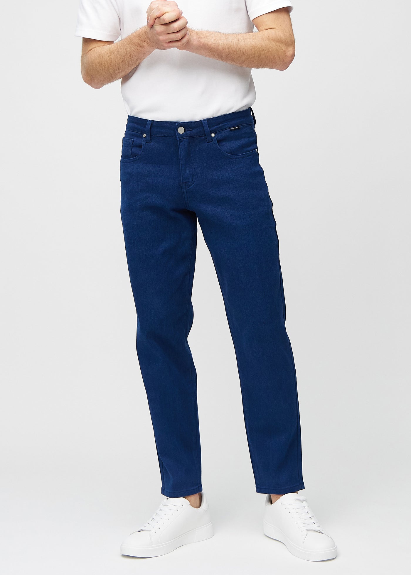 Mørkeblå regular jeans, modelnavn Royals, som går lige ned langs benet, set forfra.