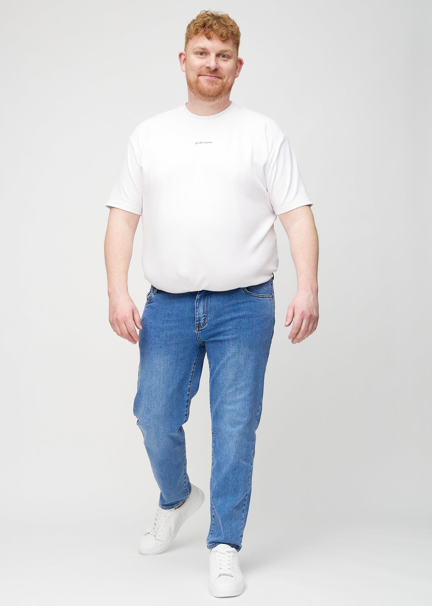 Fuldt billede af en plus-size model i denim regular jeans.