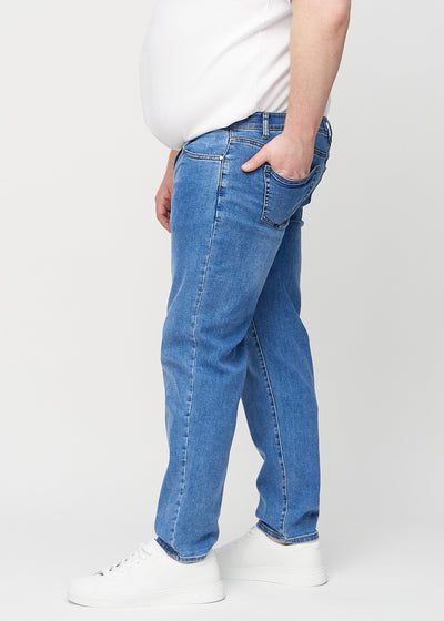 Denim regular jeans set fra siden på en plus-size model.