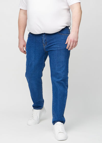 Mørk denim regular jeans, modelnavn Oceans, som går lige ned langs benet på en plus-size model, set forfra.