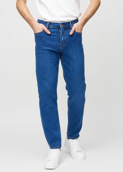 Mørk denim regular jeans, modelnavn Oceans, som går lige ned langs benet, set forfra.