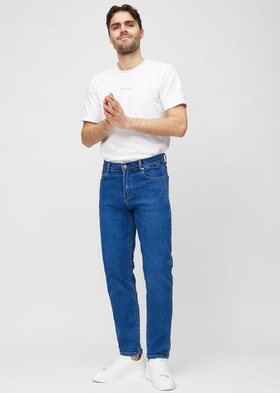 Fuldt billede af model i mørk denim regular jeans.