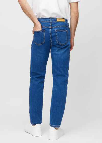 Mørk denim regular jeans set bagfra, så man kan se hele produktet.