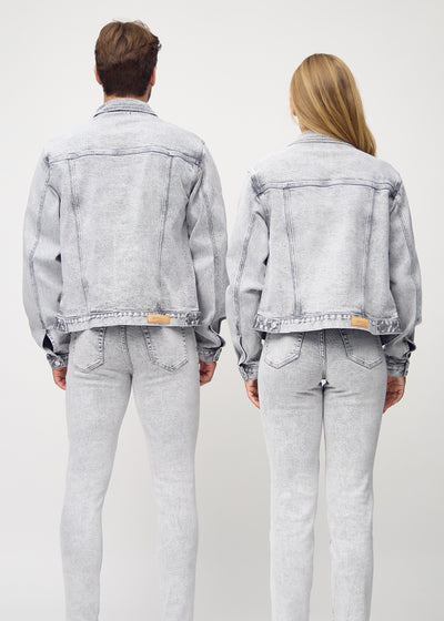 Unisex lysegrå denim jakke set bagfra på mand og kvinde, viser rygdetaljer og højkvalitetssømme.