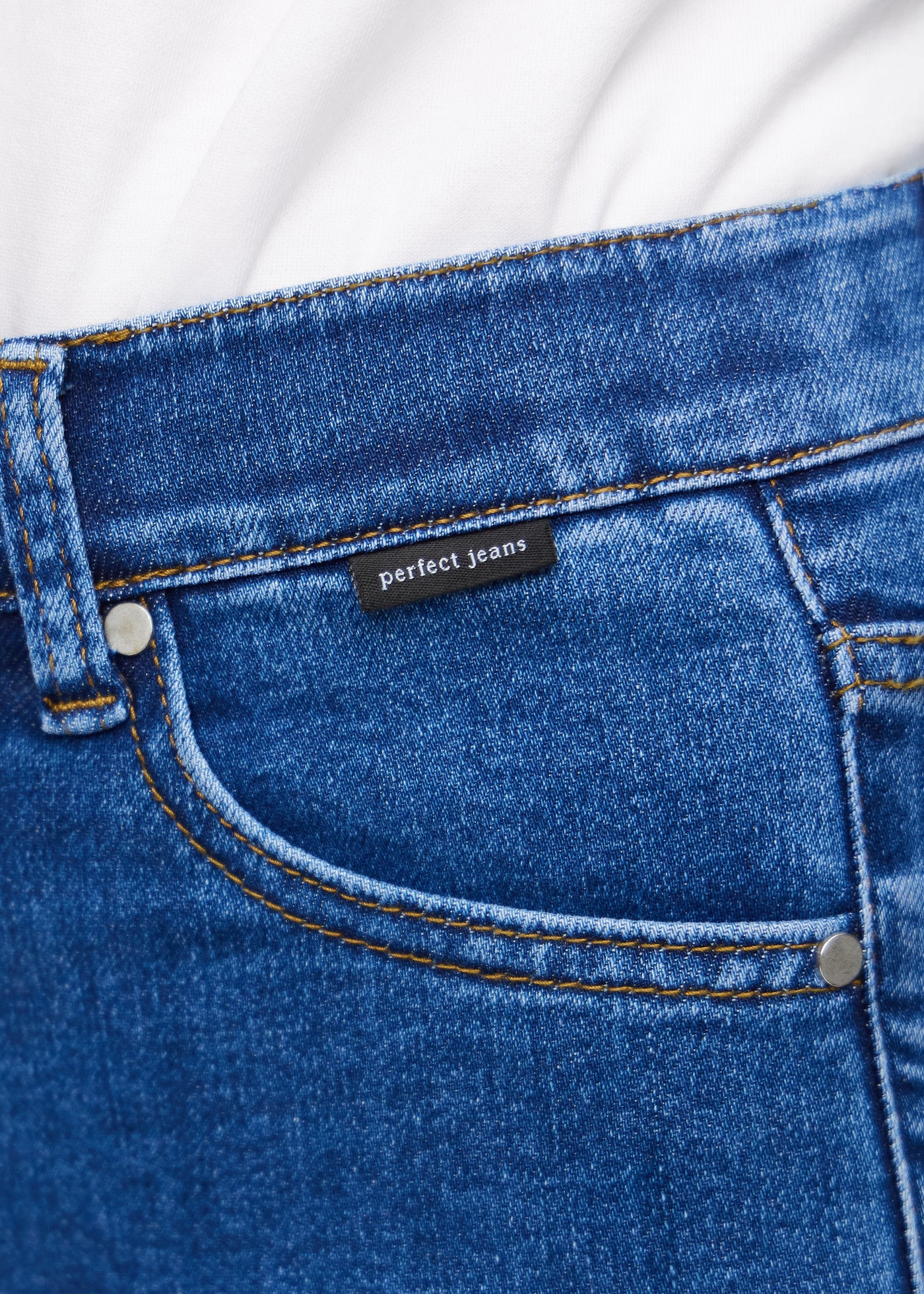 Forlommen på et par mørk denim regular middle ultra high rise shorts, hvor man kan se logoet.