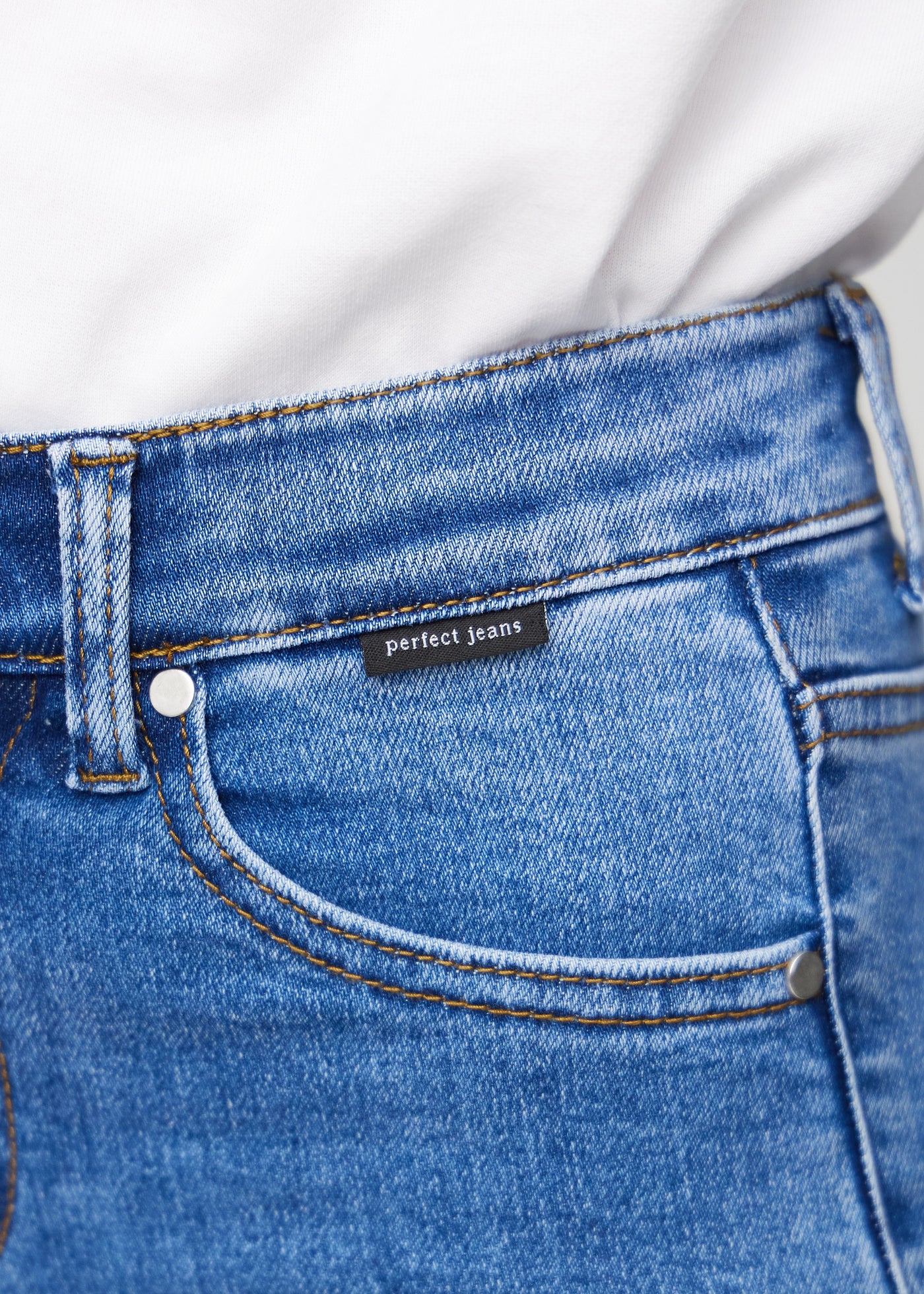 Forlommen på et par denim regular middle ultra high rise shorts, hvor man kan se logoet.